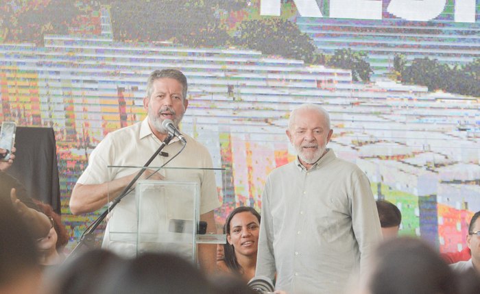 Lira e Lula durante evento de entrega de apartamentos em Maceió