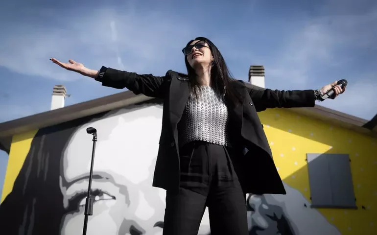 Laura Pausini é advertida por cover de 'Quem de Nós Dois'