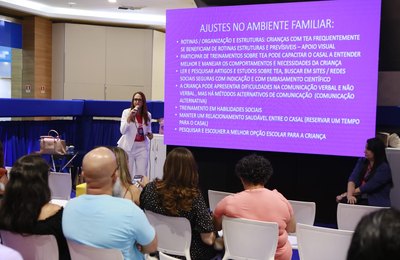 ‘Precisamos lembrar que independente de qualquer transtorno, há uma criança’, diz psicóloga em Encontro de Adoção
