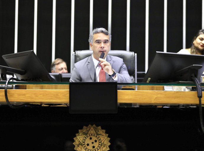 Deputado Rafael Brito é convidado para debate sobre democracia, nos EUA