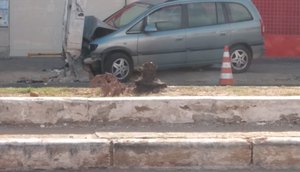 motorista colide poste