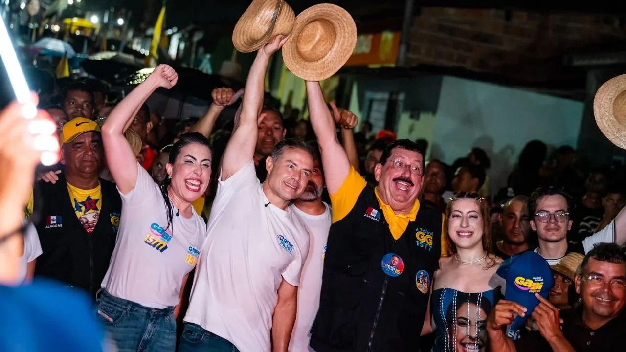 Debaixo de forte chuva, multidão acompanha Renan Filho em caminhada histórica em Rio Largo
