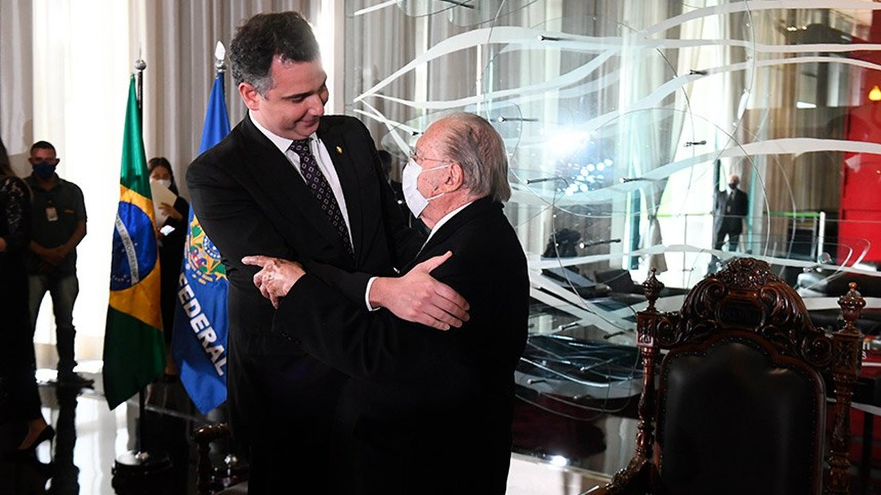 Pacheco homenageia ex-presidente José Sarney, que completou 93 anos