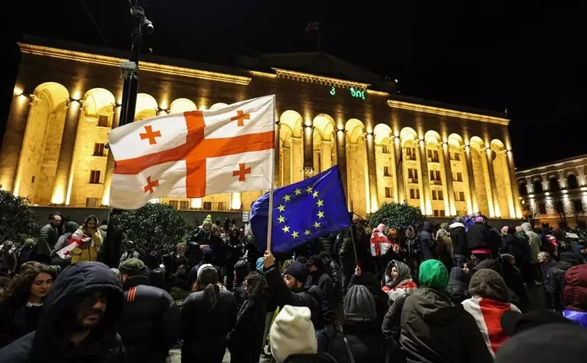 Mais de 200 são detidos na Geórgia em protestos contra a suspensão de negociações com a UE