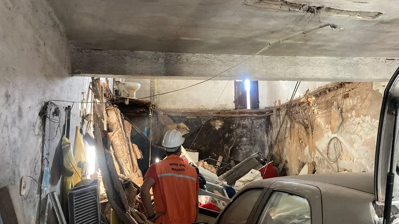 Chuvas e desabamentos interditam imóveis e deixam famílias desalojadas em Maceió