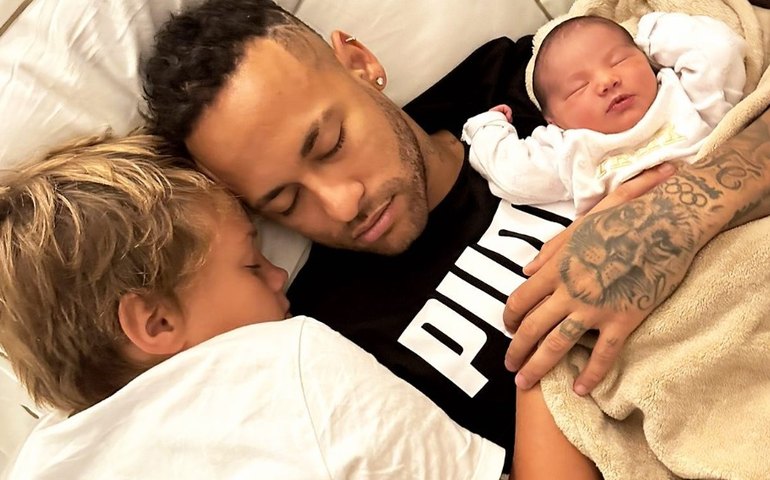 Neymar paizão? Jogador posta foto com filhos no colo