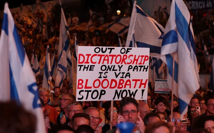 Carro atropela manifestantes durante protestos contra reforma judiciária de Netanyahu