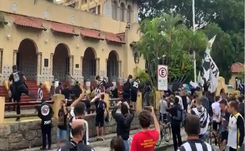 Cerca de 300 torcedores invadem sede do Botafogo em General Severiano
