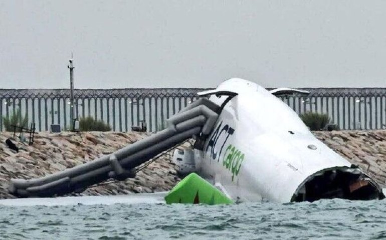 Colisão entre avião Boeing e carro deixa 2 mortos em Hong Kong