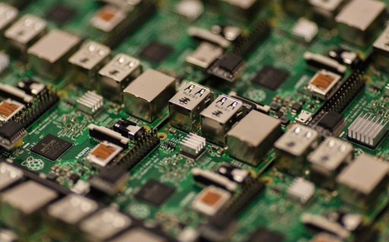 Mais fábricas de aparelhos eletrônicos param parte da produção por falta de chips