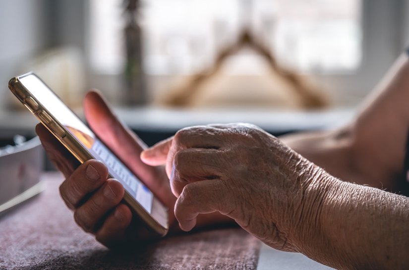 Santa Casa de Maceió promove inclusão digital para idosos