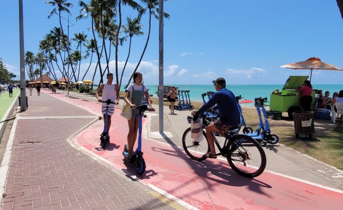 Bicicletas e patinetes podem ser encontrados principalmente em regiões da Orla de Maceió