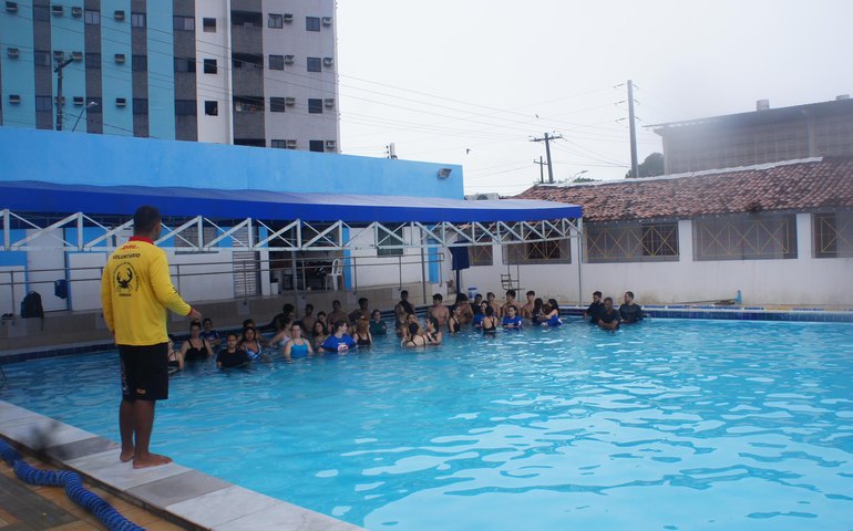 Acadêmicos do Projeto Samu nas Escolas participam de Curso de Emergências Aquáticas