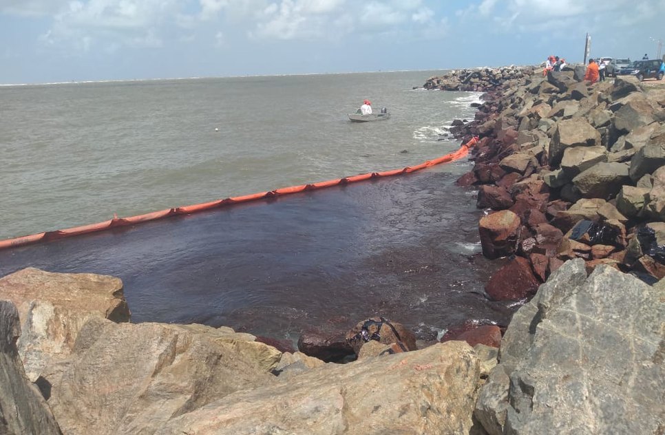 Barreira de contenção óleo praia dos artistas