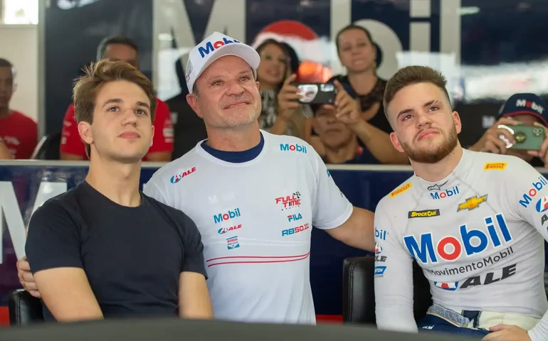 Barrichello lamenta morte de cachorro de estimação que ingeriu 11 bitucas de cigarro: 'Triste'