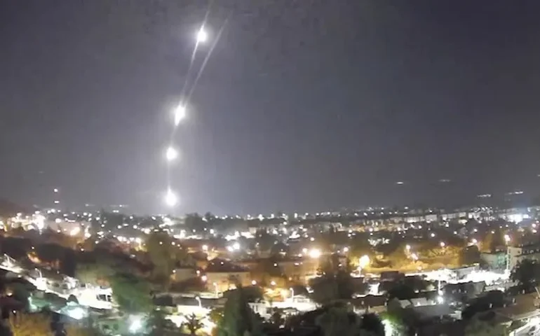 Hezbollah lança dezenas de foguetes explosivos em direção a Israel, diz imprensa local