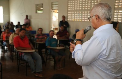 Rogério Teófilo garante melhorias para cooperativa durante entrega de maquinários  
