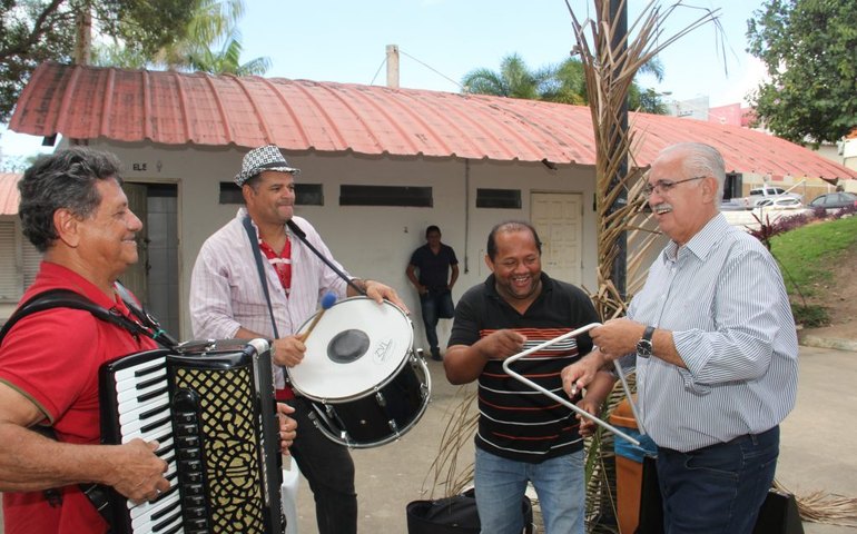 Prefeito se une aos artesãos em café da manhã de acolhimento e integração