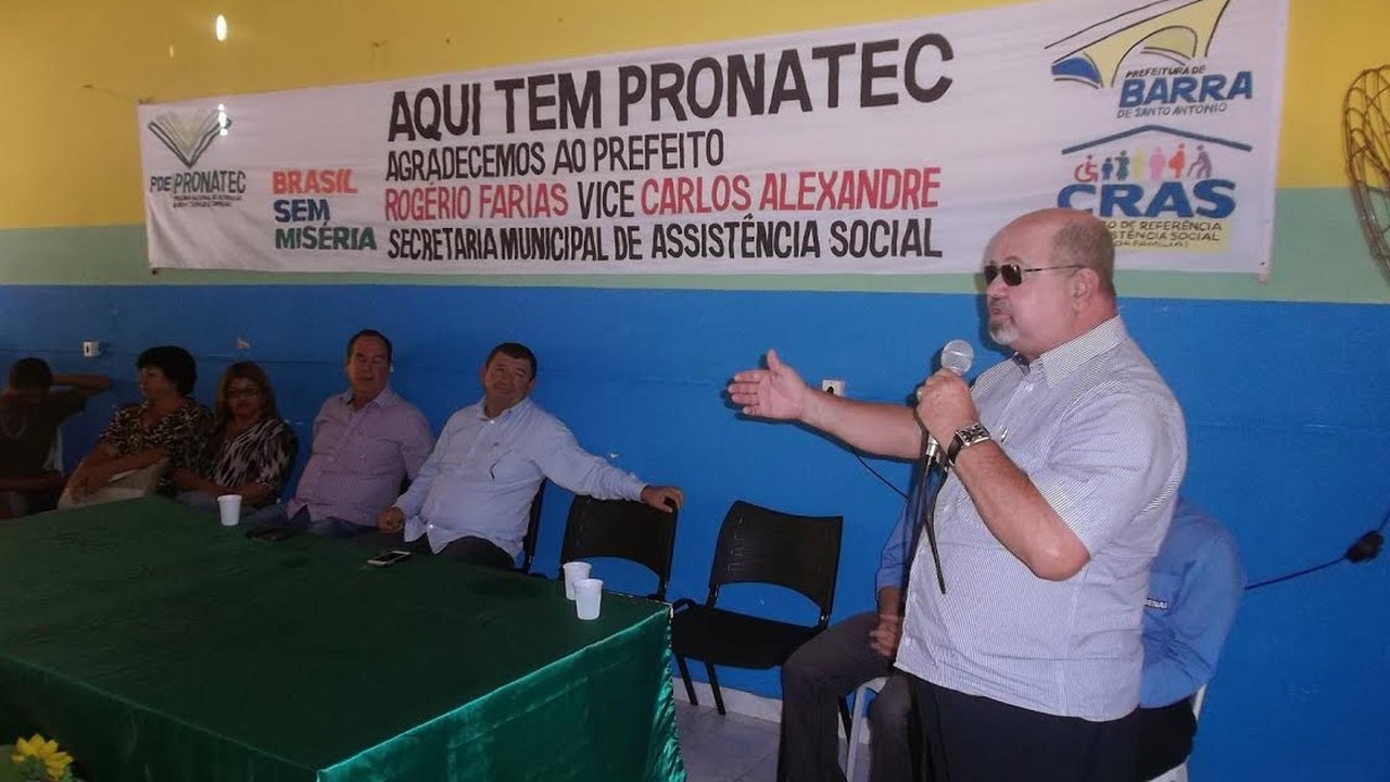 Prefeito entrega certificados de conclusão de curso do Pronatec na Barra de Santo Antônio