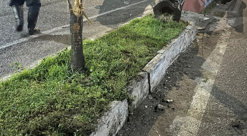 Carro perde controle ao colidir com canteiro central e capota na Barra dos Coqueiros