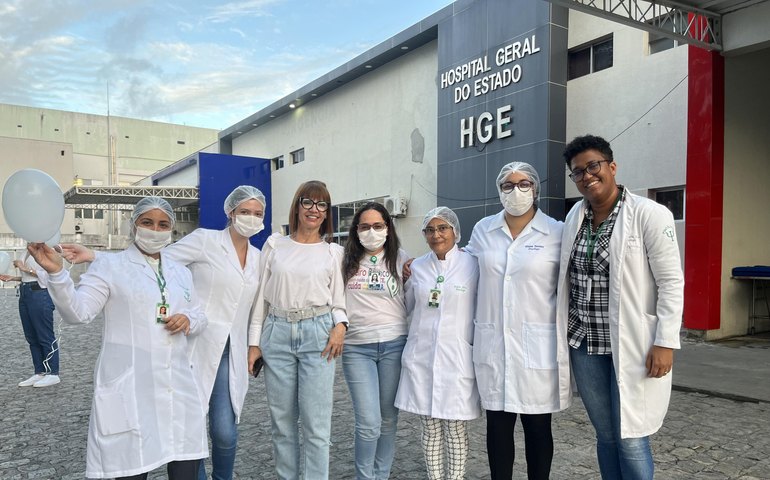 Balões brancos são soltos na frente do HGE para atentar a população sobre saúde mental