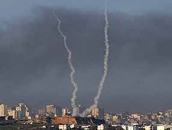 Rastros de fumaça dos foguetes do Hamas são vistos no norte da Faixa de Gaza