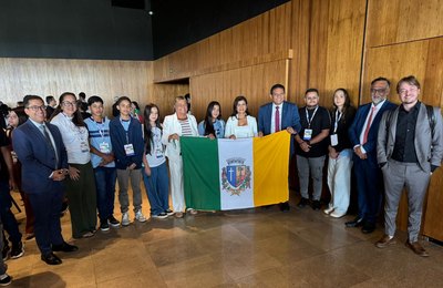 Em Brasília, prefeita Tia Júlia visita estudantes de Palmeira que participam de encontro nacional de ciência e inovação