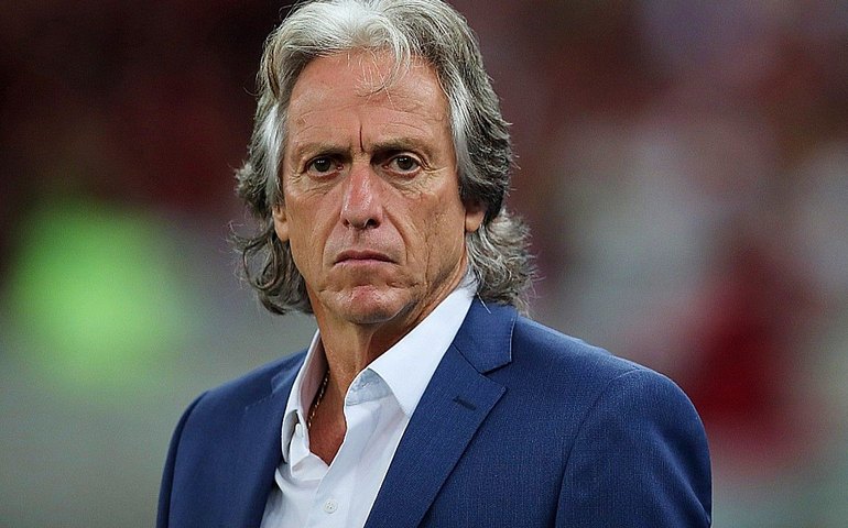 Torcedores do Benfica protestam no estádio da Luz e chamam Jorge Jesus de Judas