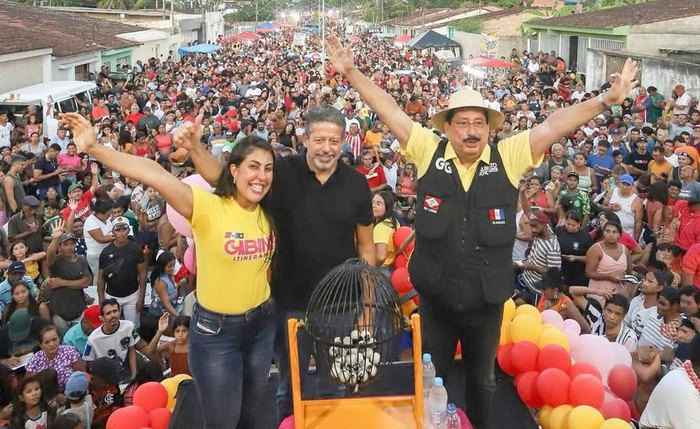 A deputada estadual Gabi Gonçalves, o deputado federal Arthur Lira e o ex-prefeito de Rio Largo Gilberto Gonçalves A deputada estadual Gabi Gonçalves, o deputado federal Arthur Lira e o ex-prefeito de Rio Largo Gilberto Gonçalves