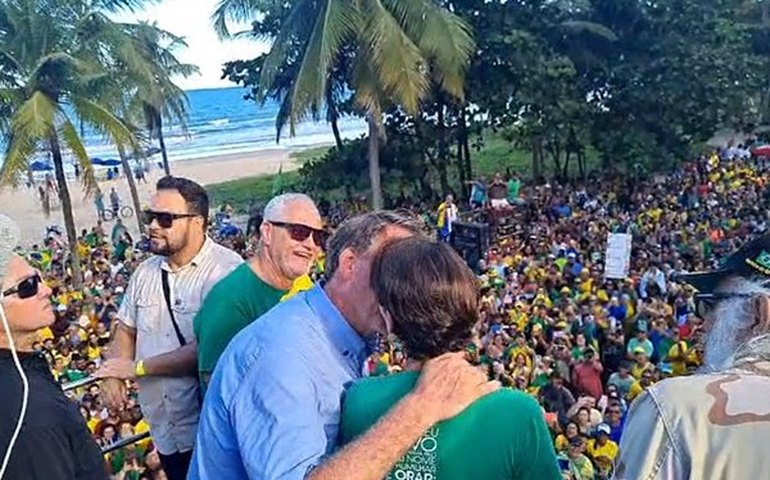 Michelle discursa ao lado de Bolsonaro na Marcha para Jesus em Recife