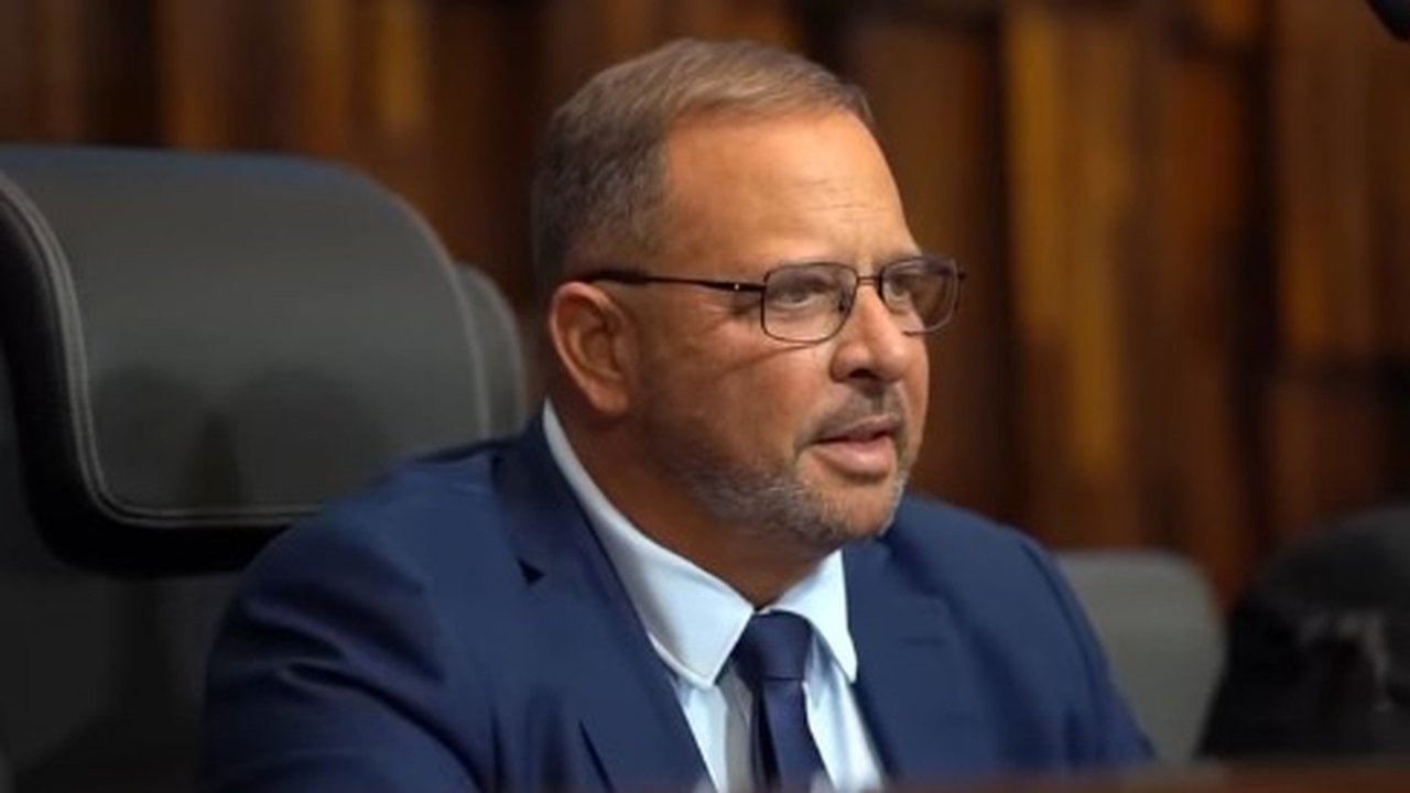 Deputado grava vídeo armado e promete buscar suspeito de zoofilia em Itaboraí