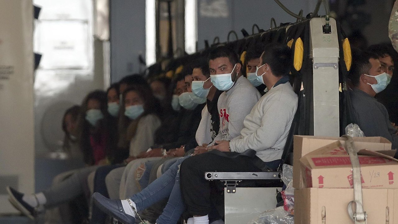 Brasileiros deportados dos EUA chegam em Fortaleza em 4º voo de repatriação