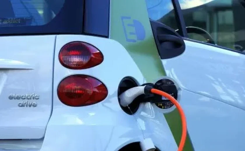 Pontos de recarga de veículos elétricos no Brasil crescem 14% em seis meses