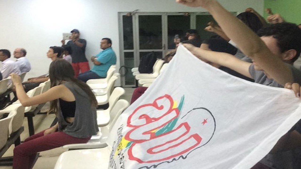 Movimento estudantil ocupa Câmara Municipal de Arapiraca