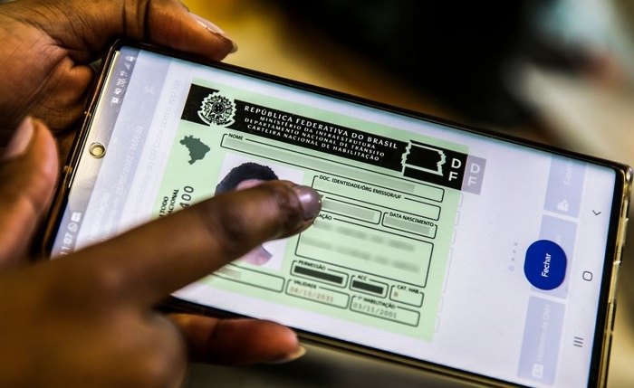 Para obter a CNH Social, acesse o site do Detran do seu estado e fique atenta às publicações e oportunidades