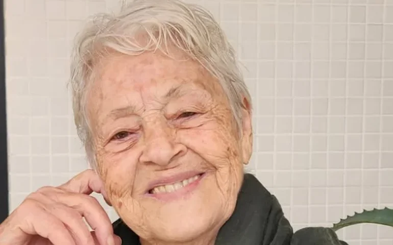 Adélia Prado recebe alta após três semanas hospitalizada