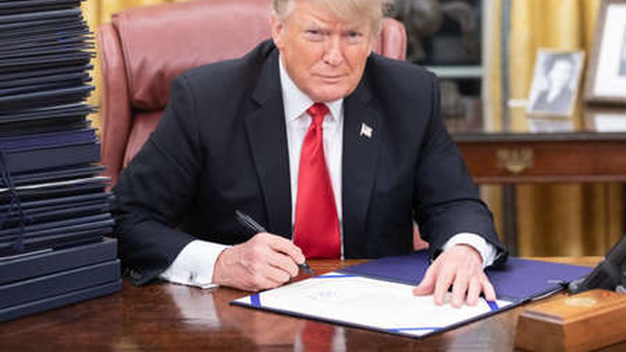 Trump acusa FDA de dificultar testes de vacinas e remédios contra coronavírus