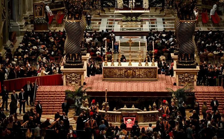Funeral e sepultamento do papa Francisco são realizados neste sábado