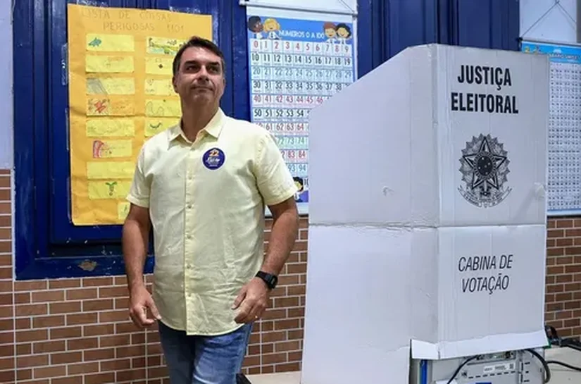 Flávio recua e retira trecho da carta onde se declarou presidente do Brasil