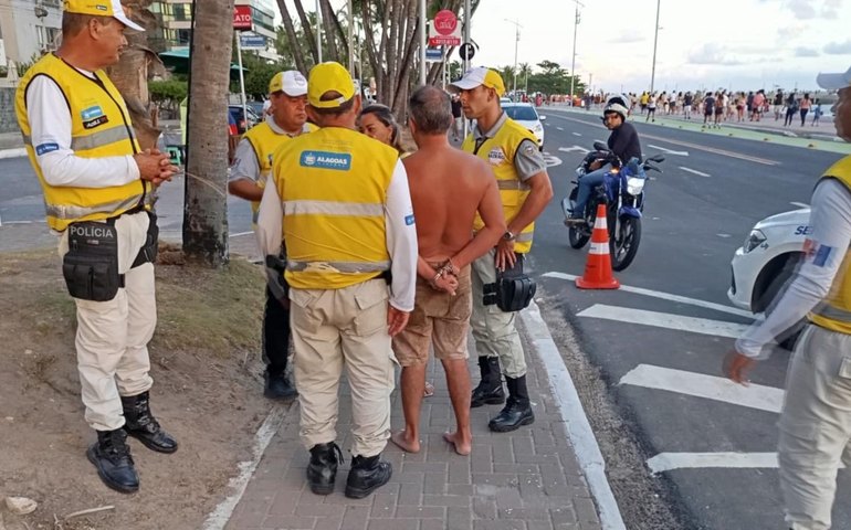 Ronda no Bairro prende homem por desacato na Ponta Verde