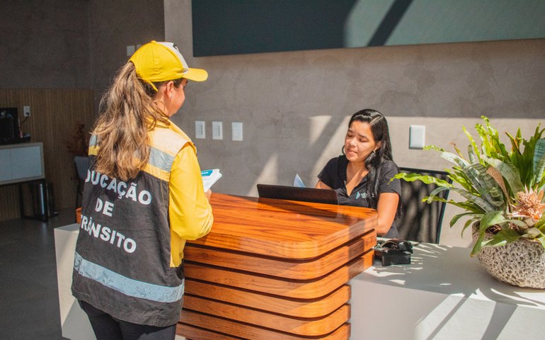 SMTT Maceió realiza ações educativas sobre mudanças no trânsito da Jatiúca