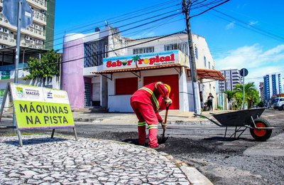 Seminfra inicia recapeamento em ruas do bairro da Jatiúca