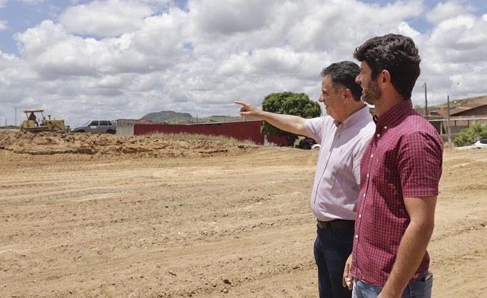 Kil e Júnior Menezes visitam terreno onde será construído nova unidade de saúde