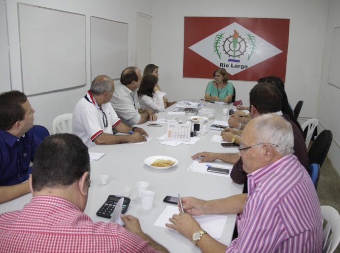 Eliza Alves faz reunião de avaliação do governo