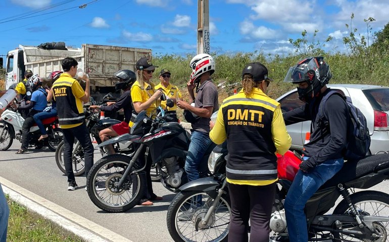 DMTT realiza ação educativa com motociclistas na Av. Rota do Mar