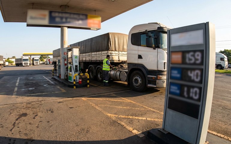 Queda do diesel reduz preço do frete rodoviário em 0,81% em maio