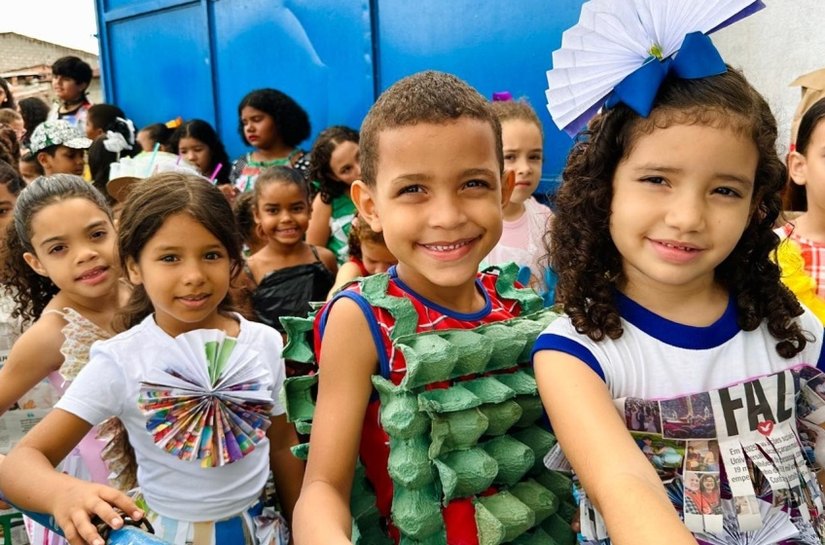 Estudantes de escola municipal realizam desfile de moda sustentável