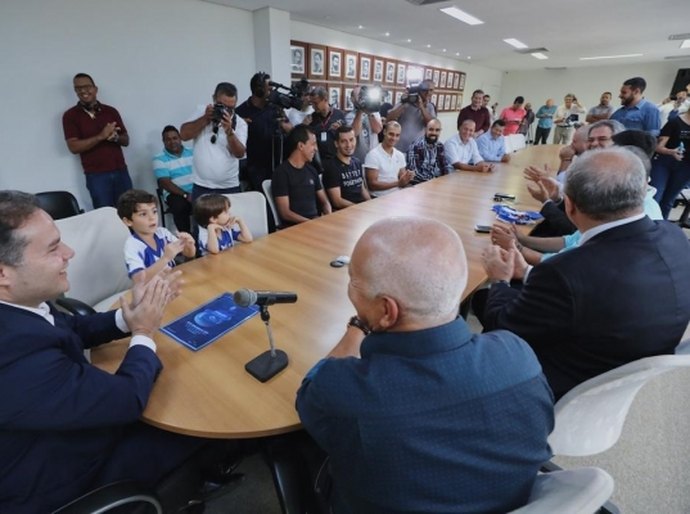 Governador dá primeiro passo para que Estádio Rei Pelé receba jogos da Série A