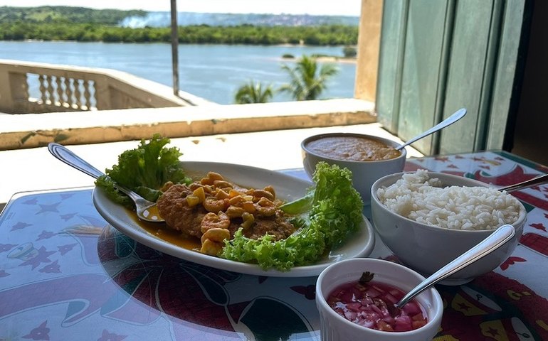 Comidas que unem bom sabor e apreciação das belezas de Penedo