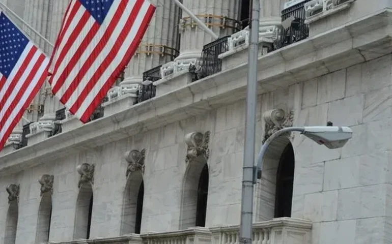 Soldados da Guarda Nacional dos EUA se preparam para portar armas em Washington